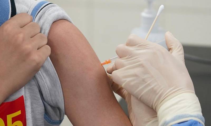 Student receives covid vaccine